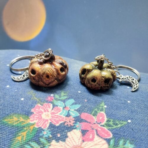 https3A2F2Fi.etsystatic.com2F113947292Fr2Fil2F87fdc02F51254906242Fil_fullxfull.5125490624_3rce.jpg Creepy Golden Pumpkins Keychains