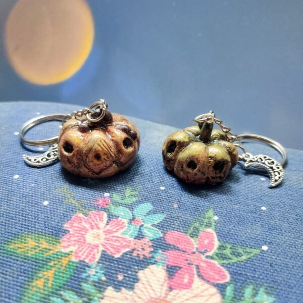 https3A2F2Fi.etsystatic.com2F113947292Fr2Fil2F87fdc02F51254906242Fil_fullxfull.5125490624_3rce.jpg Creepy Golden Pumpkins Keychains