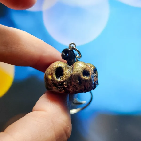 https3A2F2Fi.etsystatic.com2F113947292Fr2Fil2F91175f2F51737152932Fil_fullxfull.5173715293_8f6p.webp Creepy Golden Pumpkins Keychains